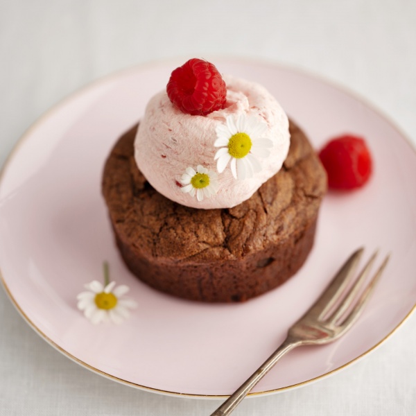 With Easter approaching 🐇 there’s no better time to introduce The Scottish Baker By Helen’s. Choc Brownie Cake with Raspberry Frosting (Gluten-Free) 🌸
 
Perfect topped with flowers, raspberries or your favourite Easter egg!
For more information, visit the Fine Food Wholesalers website and type ‘Helen’s Cakes’ into the search bar.