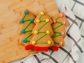 Hosome Gingerbread handmade iced gingerbread biscuits including dinosaur, train, shark and heart des