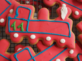 Hosome Gingerbread handmade iced gingerbread biscuits including dinosaur, train, shark and heart des