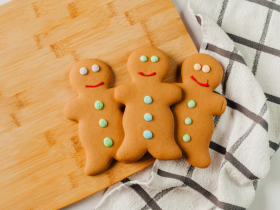 Hosome Gingerbread handmade iced gingerbread biscuits including dinosaur, train, shark and heart des
