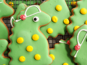 Hosome Gingerbread handmade iced gingerbread biscuits including dinosaur, train, shark and heart des