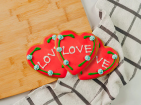Hosome Gingerbread handmade iced gingerbread biscuits including dinosaur, train, shark and heart des
