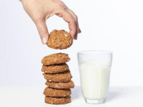 GF Oats wholesale biscuits range including ANZAC Biscuits and Chocolate Chip Biscuits in retail pack